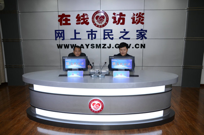 益和熱力公司董事長、總經(jīng)理?xiàng)钣婪逶谖沂芯W(wǎng)上市民之家與廣大用戶群眾及網(wǎng)友進(jìn)行了在線訪談